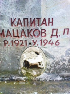 Grab von Hauptmann D. P.  Mazakov mit fast zerstörtem Keramikbildnis.
