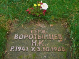 Blumen zum 45. Todestag. Worotynzew, Nordflügel.