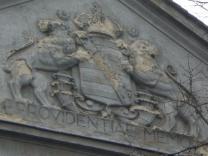 Zeugnis alter kaiserlicher Herrlichkeit: Ornament an der Fassade Klingerstraße. Zeugnis alter kaiserlicher Herrlichkeit: Ornament an der Fassade Klingerstraße.