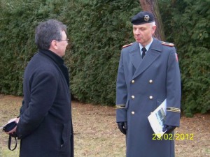 Distanziert, aber im Gespräch: Der ehemalige sowjetische Oberleutnant Wladimir Wassiliew (links) und Brigadegeneral Jürgen Weigt, Kommandeur der Heeresschule Dresden.