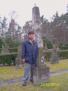 Der 75-jährige Hermann Neumerkel am Grab des Sergeanten Romanow, dessen Eltern ihn in den 70er-Jahren um Hilfe bei der Suche nach dessen Grab baten.