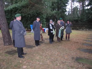 Die geladenen Gäste während der Ansprache Von FK-Sprecher Dietmar Groschischka anlässlich der Feierstunde für die einfachen sowjetischen Soldaten auf dem Nordflügel.