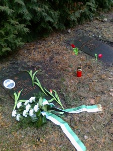 Das Grab des Gefreiten Gennadij K. Malkin mit Blumengesteck des Freundeskreises und des Volksbundes sowie Blumen der Gäste.