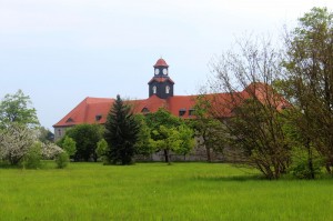 Das ehemalige Stabsgebäude ist eines der wenigen erhaltenen Gebäude in der Garnisonsstadt Zeithain. Links der Apfelbaum in voller Blüte.
